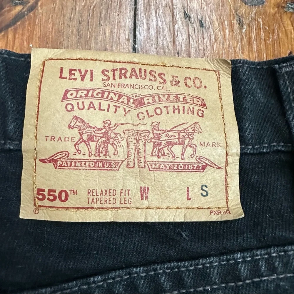 Vintage Levi’s 550 black cropped jeans